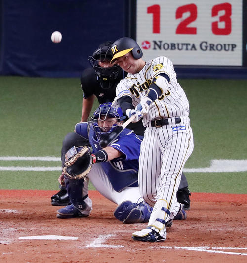 阪神対中日　9回裏阪神2死一、二塁、山本はサヨナラ中越え適時二塁打を放つ（撮影・加藤哉）