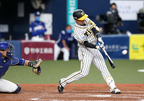 阪神対中日　9回裏阪神2死一、二塁、山本はサヨナラ中前適時打を放つ（撮影・上山淳一）