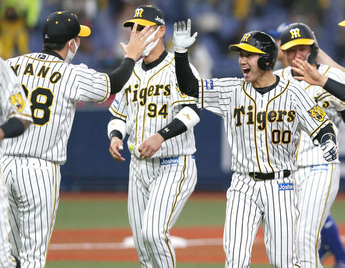 阪神対中日　9回裏阪神2死一、二塁、山本（右から2人目）はサヨナラ打を放ち矢野監督（左）とハイタッチする（撮影・上山淳一）