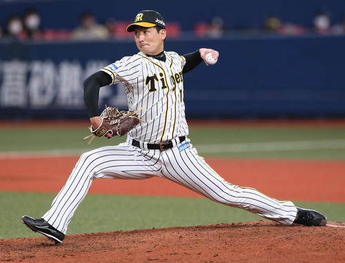 阪神対中日　8回表中日1死一塁、青柳から継投する岩崎（撮影・上山淳一）