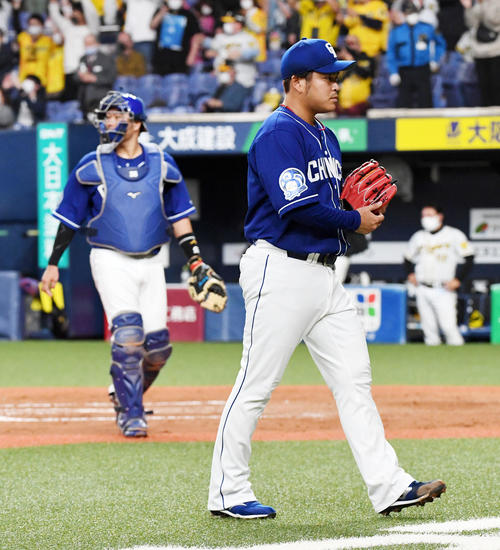 9回裏阪神2死一、二塁、山本にサヨナラ中安打を打たれがっくりと引き揚げる福（撮影・前岡正明）