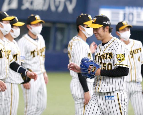 2回を終えベンチへ引き揚げる青柳晃洋（手前右）（撮影・上山淳一）