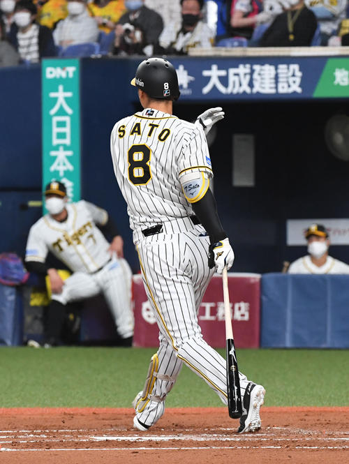 2回裏阪神2死、佐藤輝は空振りの三振に倒れる（撮影・前岡正明）