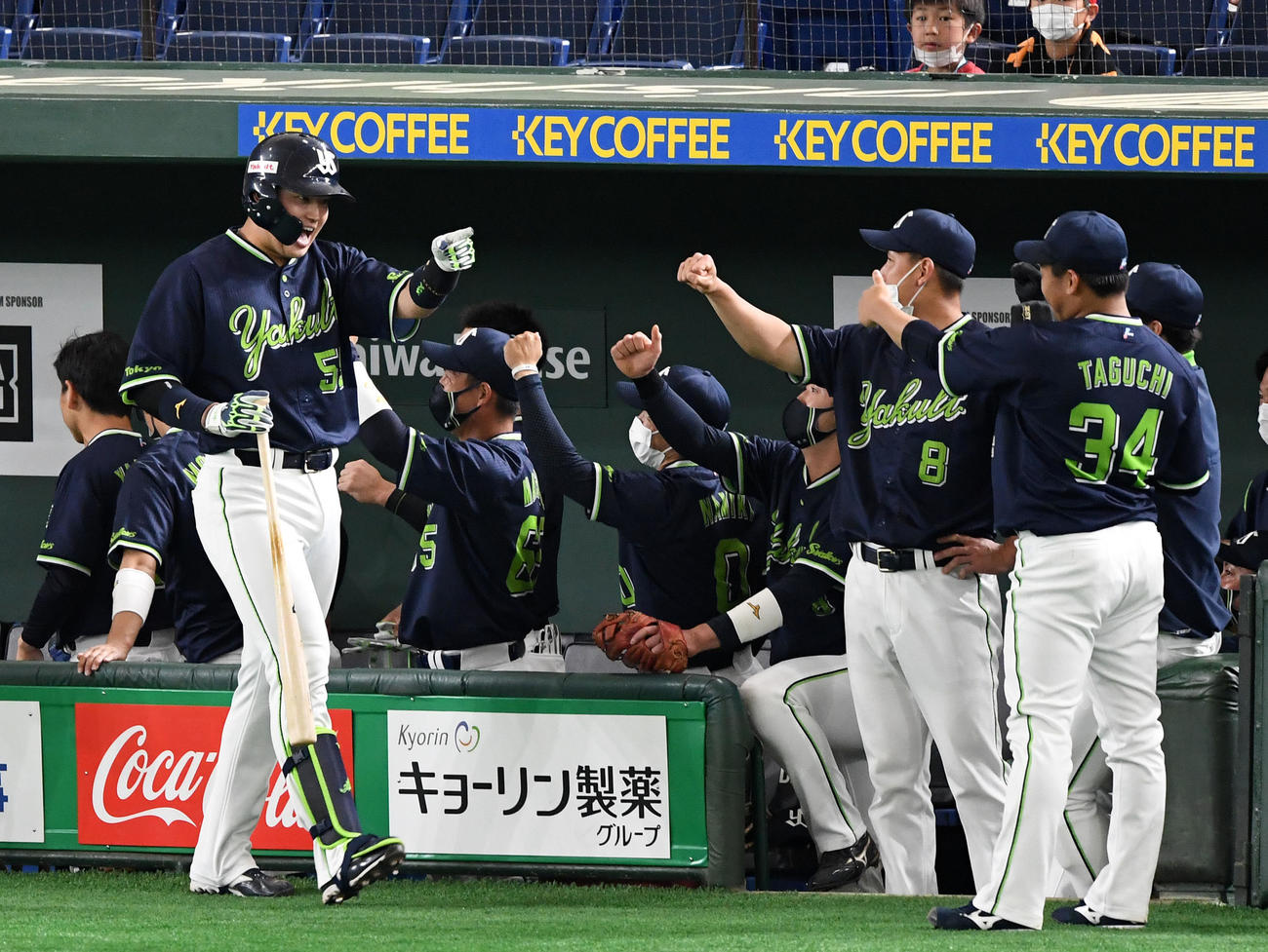 巨人対ヤクルト　1回表ヤクルト2死三塁、先制右越え2点本塁打を放ち、田口（右）にこぶしを突き出してほえる村上（左）（撮影・横山健太）