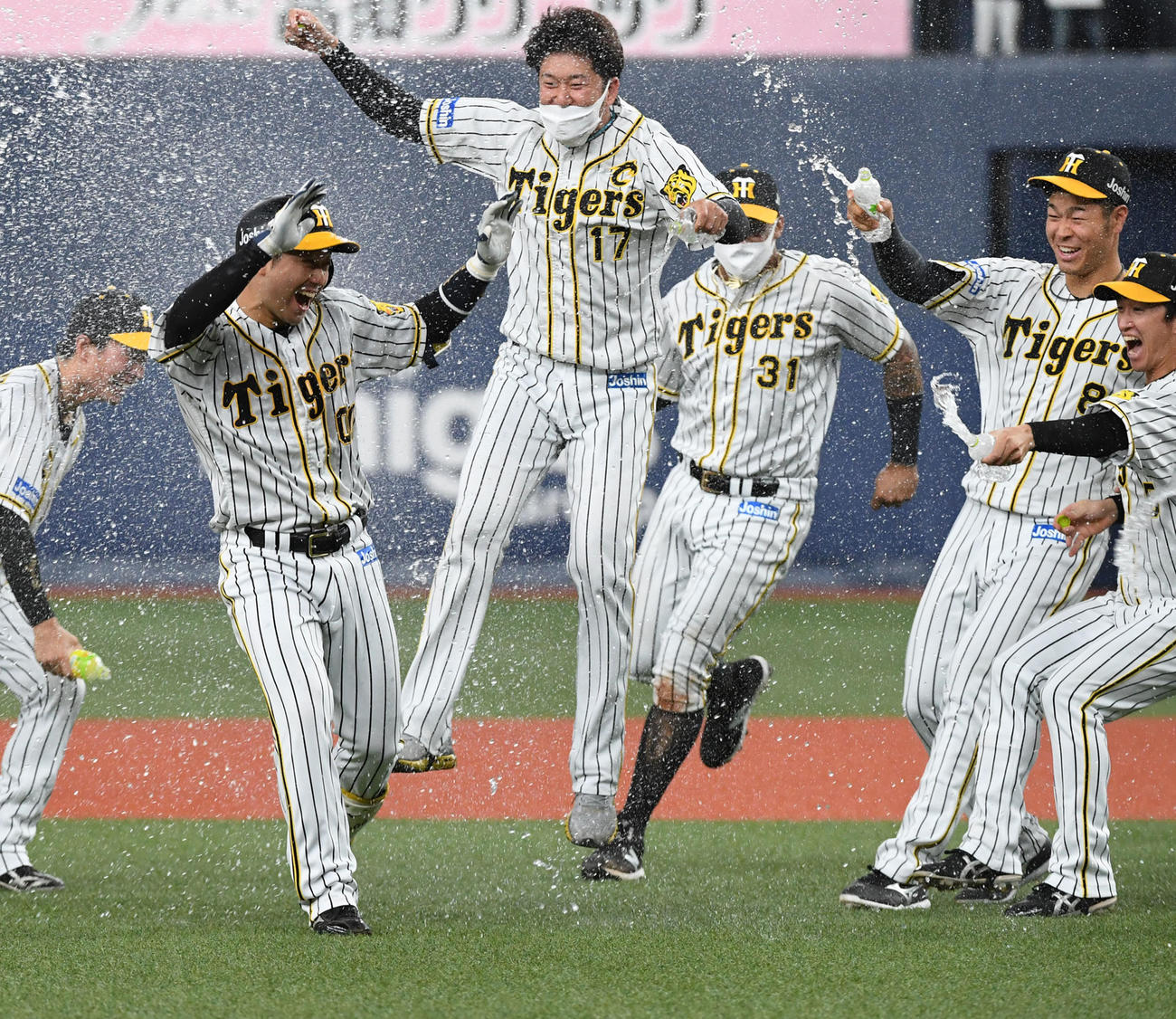 阪神対中日　9回裏阪神2死一、二塁、山本（左）はサヨナラ中安打を放ちナインの祝福を受ける（撮影・前岡正明）