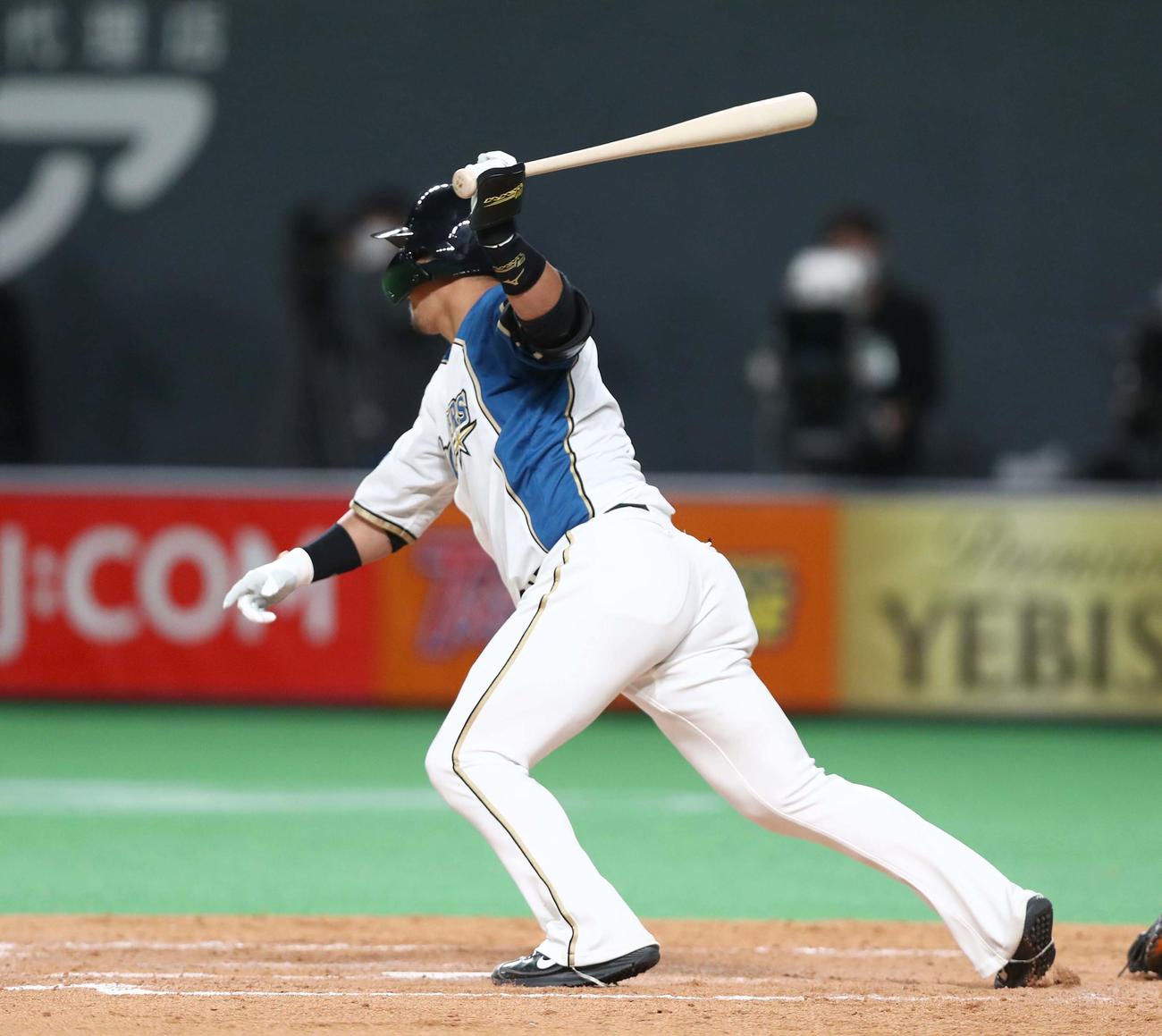 日本ハム対ロッテ　5回裏日本ハム2死一、二塁、右前適時打を放つ中田（撮影・黒川智章）