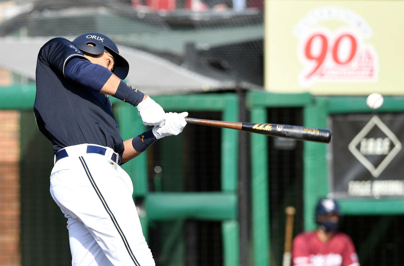 楽天対オリックス　4回表オリックス無死、モヤは右翼に二塁打を放つ（撮影・滝沢徹郎）