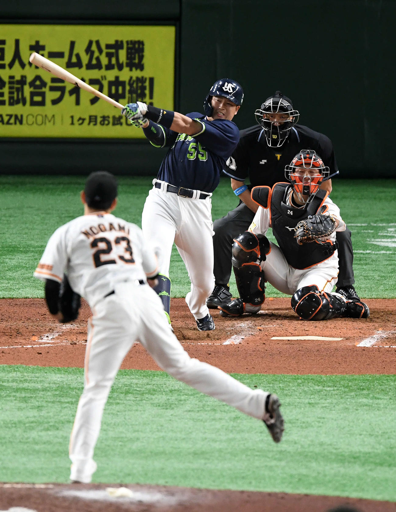 巨人対ヤクルト　6回表ヤクルト1死一塁、右越え2点本塁打を放つ村上（撮影・横山健太）