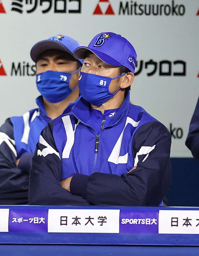 DeNA対広島　敗戦し遠くを見つめるDeNA三浦監督（撮影・鈴木正人）