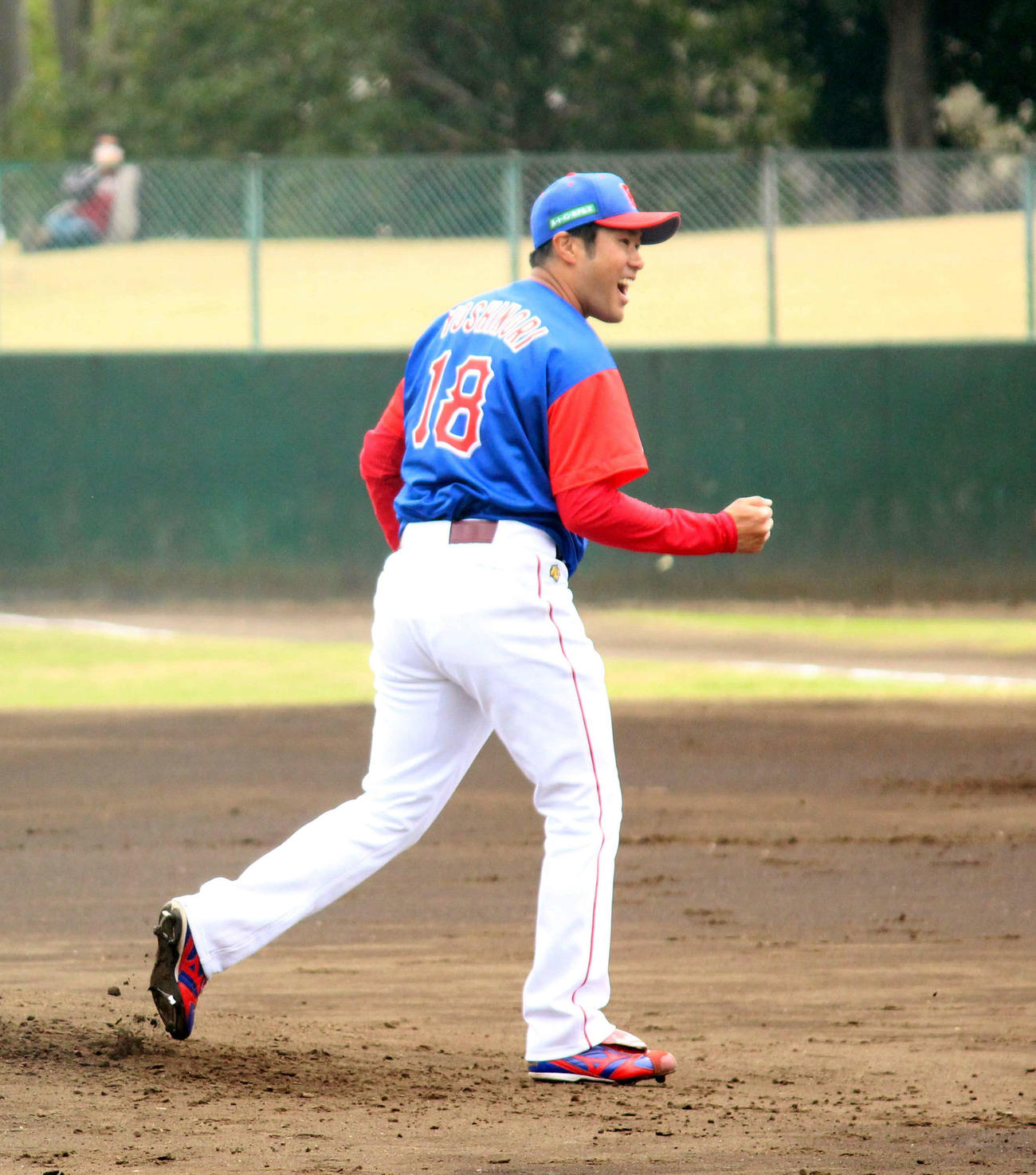 埼玉対栃木　1回表栃木2死一、二塁、三振でピンチを切り抜けてガッツポーズの由規（撮影・保坂恭子）