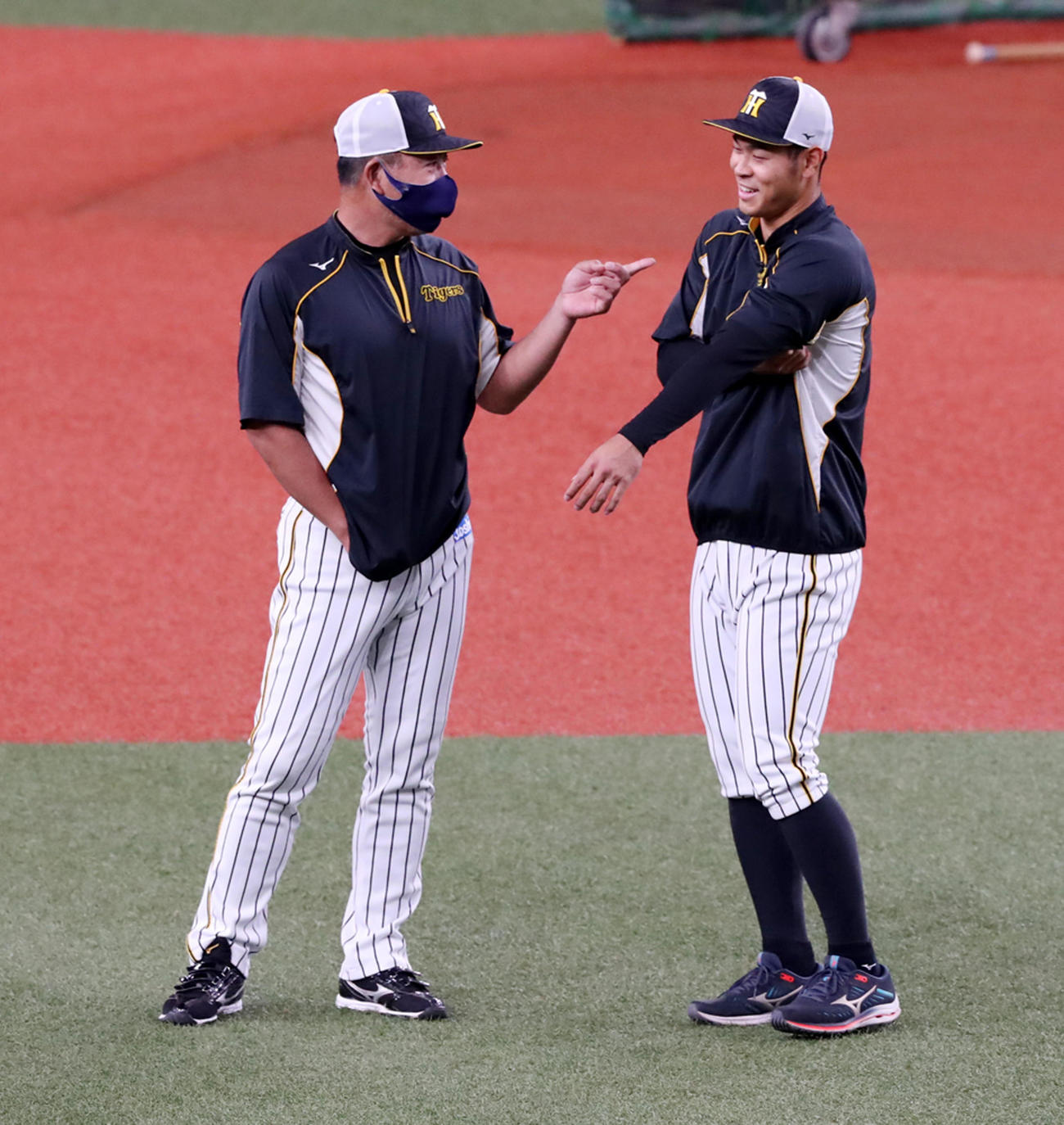 阪神対中日　練習中、井上ヘッドコーチ（左）と話し込む佐藤輝（撮影・加藤哉）