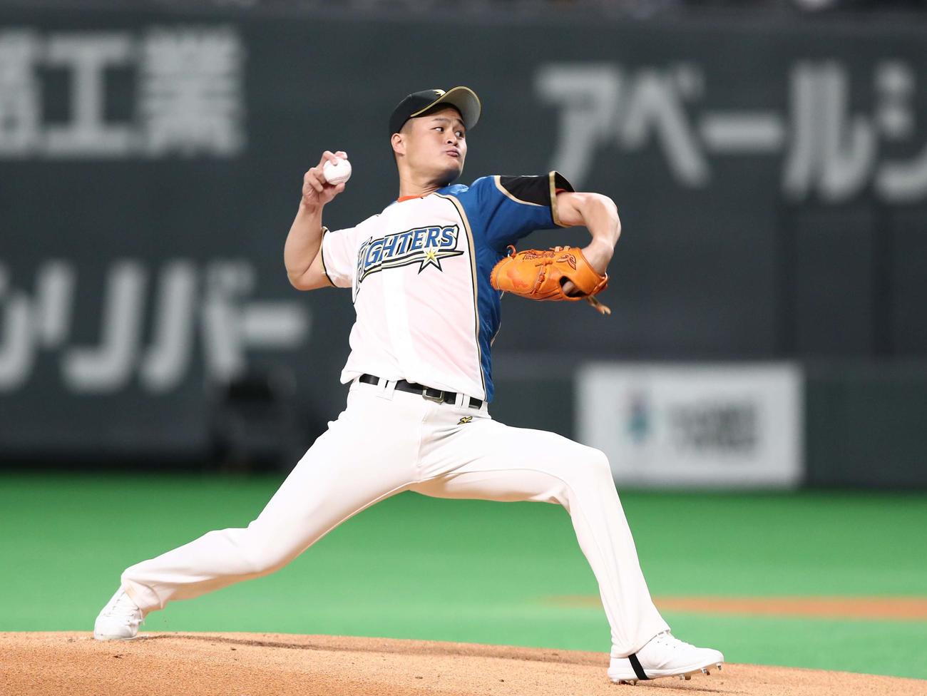 日本ハム対ロッテ　ファーストピッチセレモニーで投球するティモンディの高岸（撮影・黒川智章）