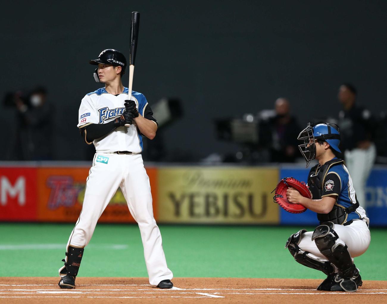日本ハム対ロッテ　ファーストピッチセレモニーで打席に立つ西川。捕手はティモンディの前田（撮影・黒川智章）