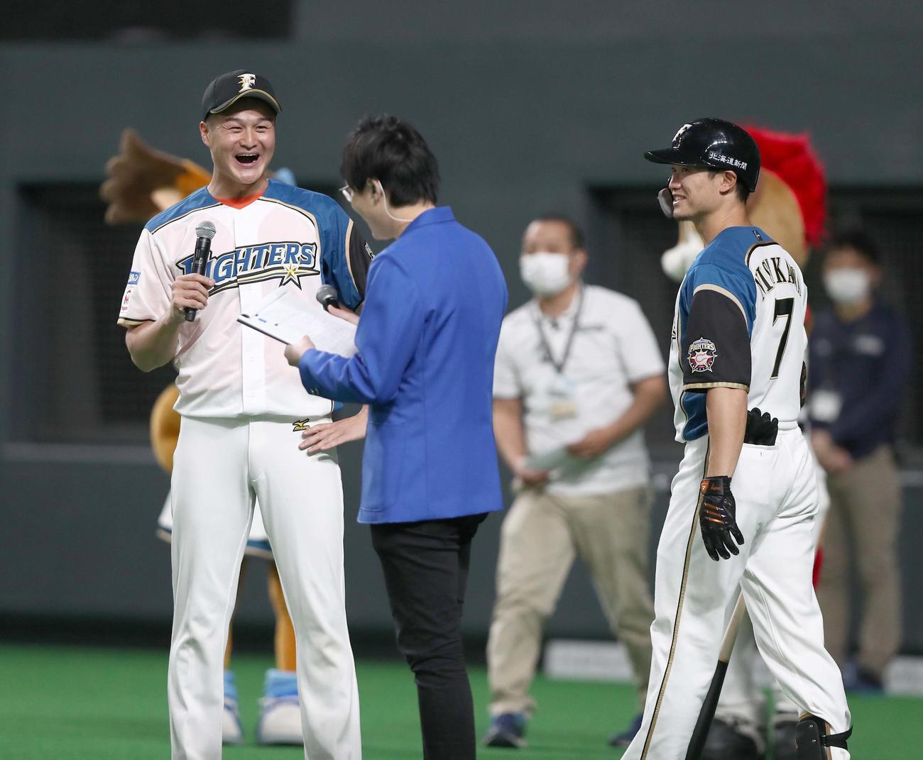 日本ハム対ロッテ　ファーストピッチセレモニーで西川（右）と対戦するティモンディの高岸（撮影・黒川智章）