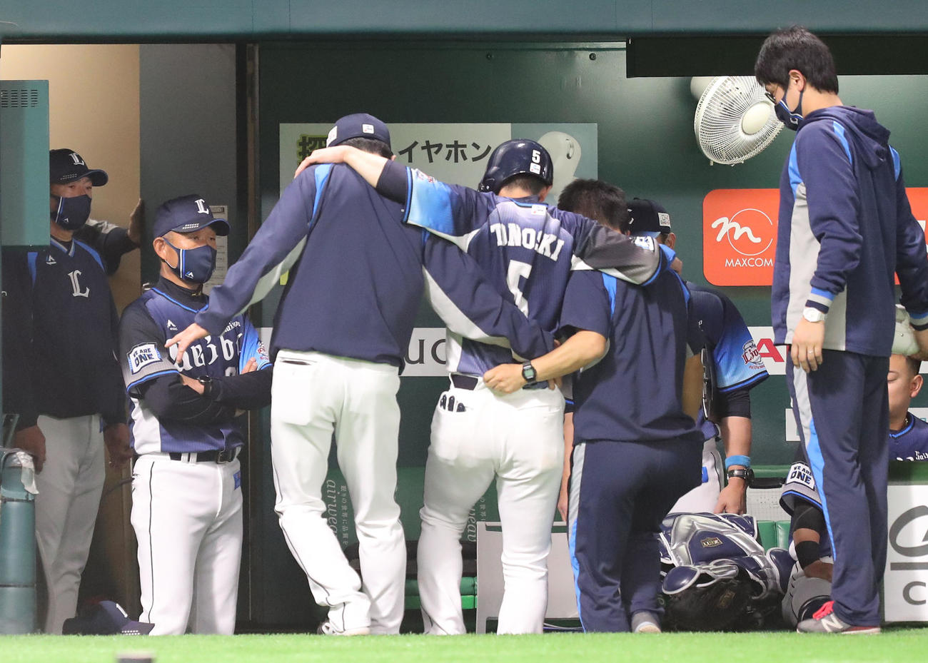1回表西武1死満塁、外崎修汰は死球を受け、交代となる（撮影・梅根麻紀）