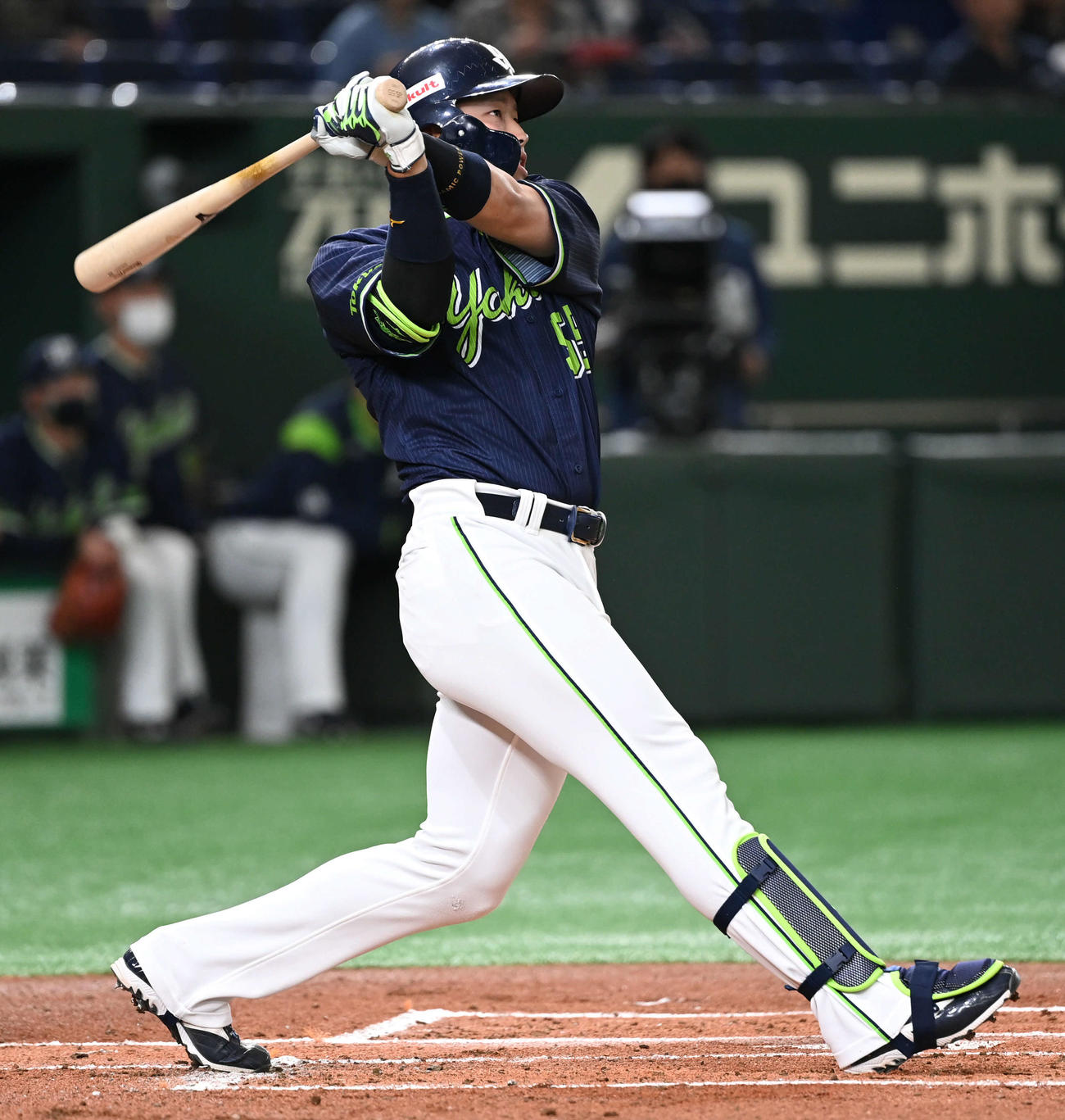 巨人対ヤクルト　1回表ヤクルト2死三塁、村上は右越え2点本塁打を放つ（撮影・山崎安昭）