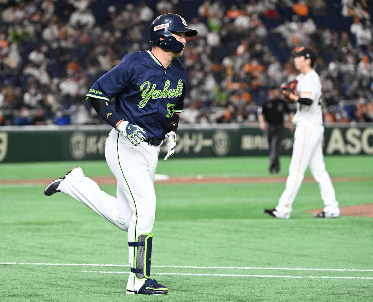 巨人対ヤクルト　1回表ヤクルト2死三塁、村上は右越え2点本塁打を放ちダイヤモンドを回る。投手戸郷（撮影・山崎安昭）