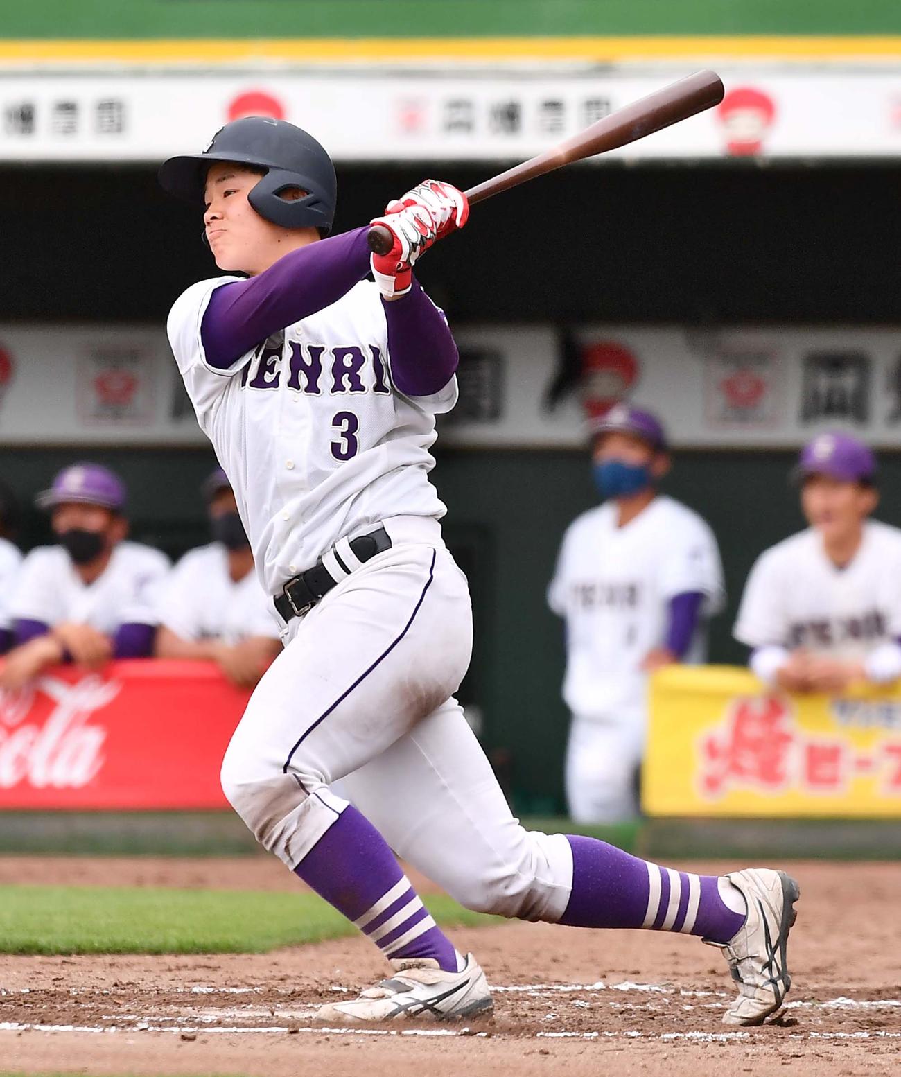 7回裏天理大1死一、三塁、左越えに3点本塁打を放つ近藤遼一（撮影・上田博志）
