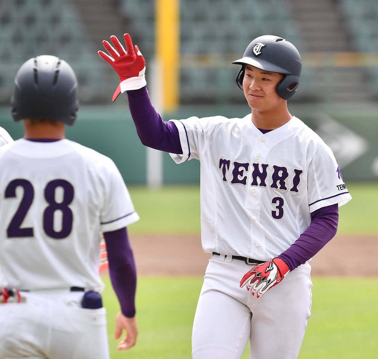 1回裏天理大1死三塁、中前に適時打を放つ近藤遼一（撮影・上田博志）