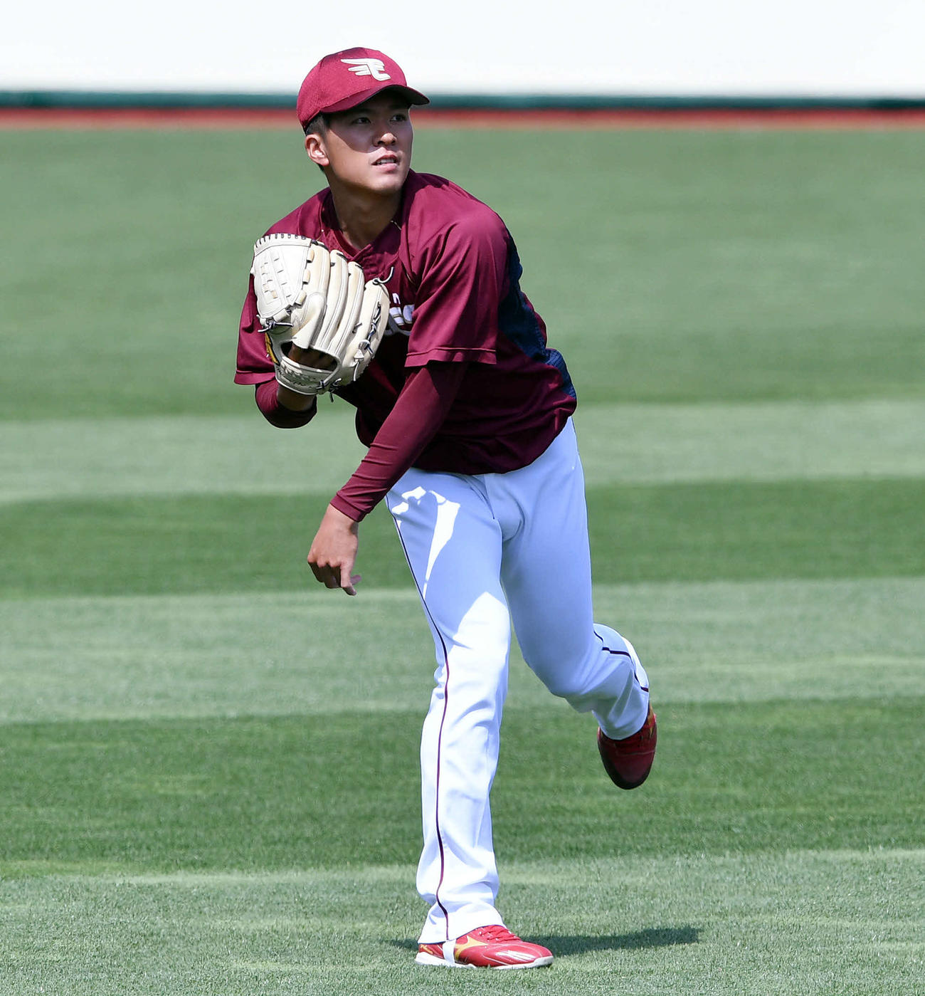 楽天対オリックス　試合前練習のキャッチボールで調整する楽天早川（撮影・滝沢徹郎）