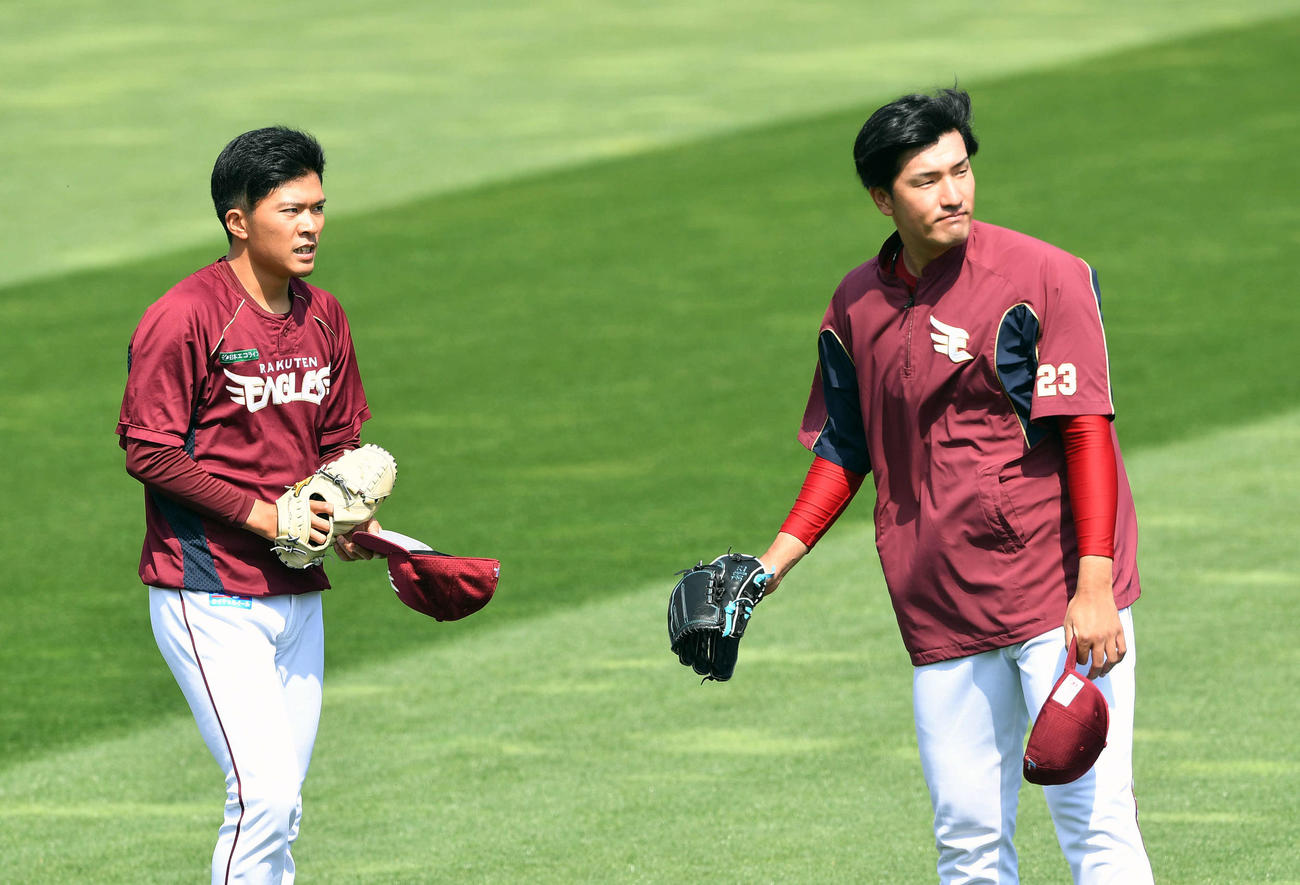 楽天対オリックス　試合前練習のキャッチボールを終えた楽天早川（左）と弓削（撮影・滝沢徹郎）