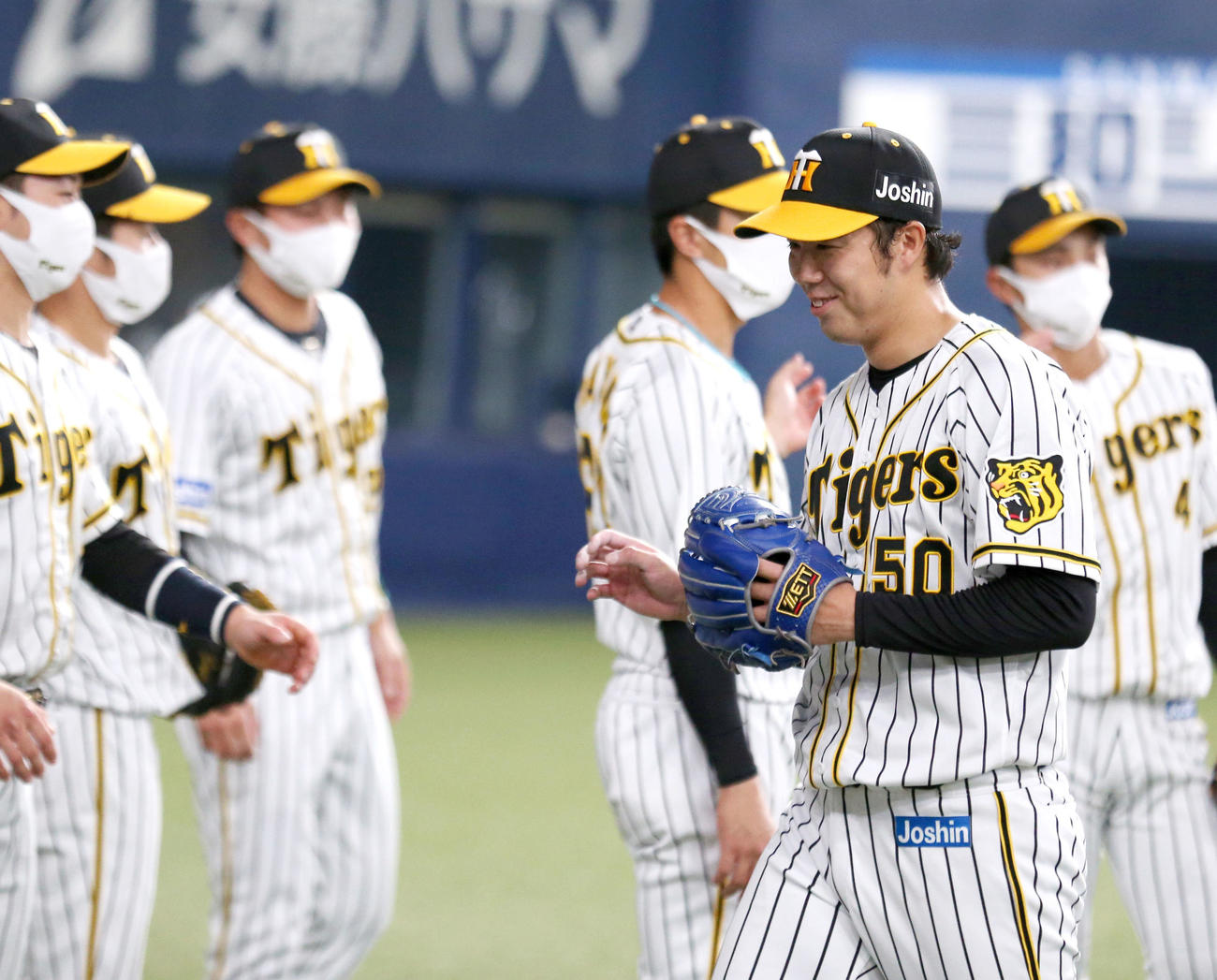阪神対中日　2回を終えベンチへ引き揚げる青柳晃洋（手前右）（撮影・上山淳一）