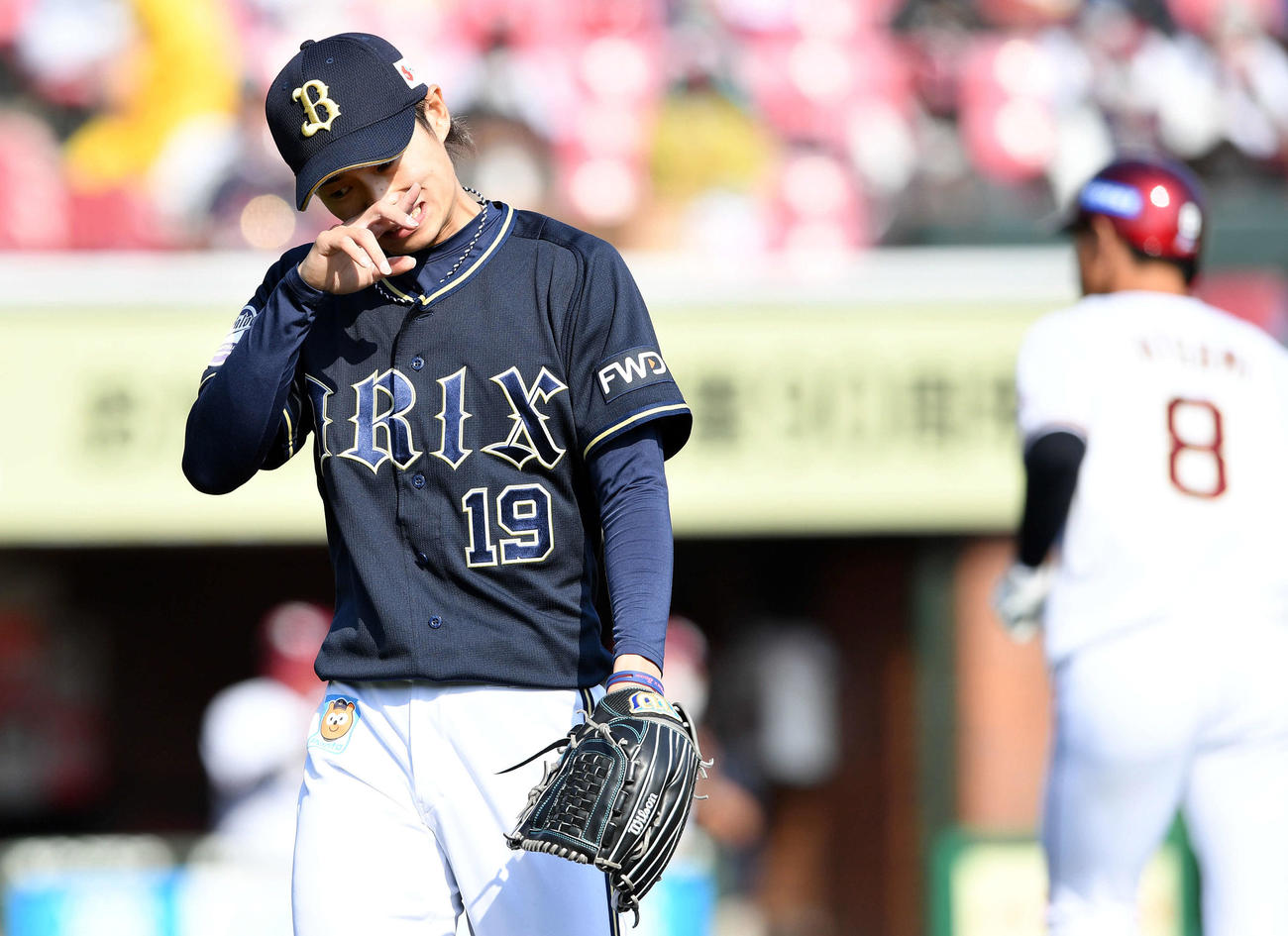 楽天対オリックス　2回、2失点し悔しげな表情で引き揚げるオリックス山岡（撮影・滝沢徹郎）