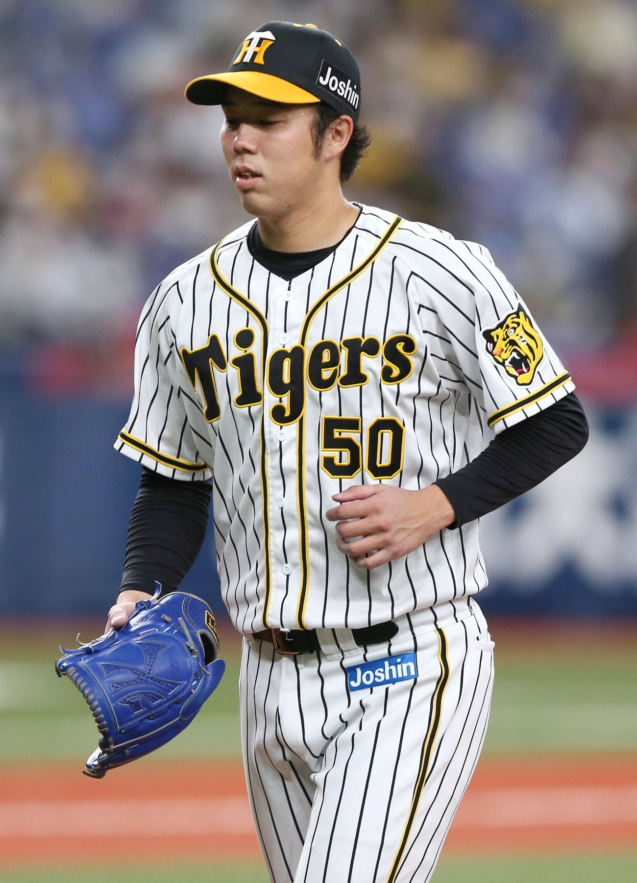 阪神対中日　8回表中日1死、ビシエドに四球を出し降板する青柳（撮影・上山淳一）