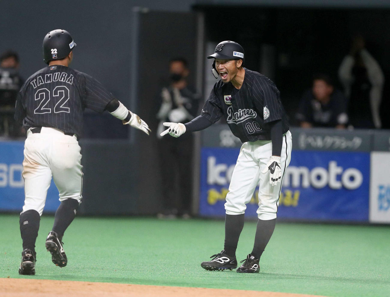 日本ハム対ロッテ　7回表ロッテ2死一、二塁、藤原の適時打で生還した二塁走者の鳥谷は生還した一塁走者の田村を出迎える（撮影・黒川智章）