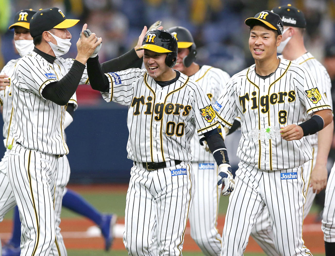 阪神対中日　9回裏阪神2死一、二塁、山本（中央）はサヨナラ打を放ち矢野監督（左）から出迎えられ笑顔を見せる（撮影・上山淳一）