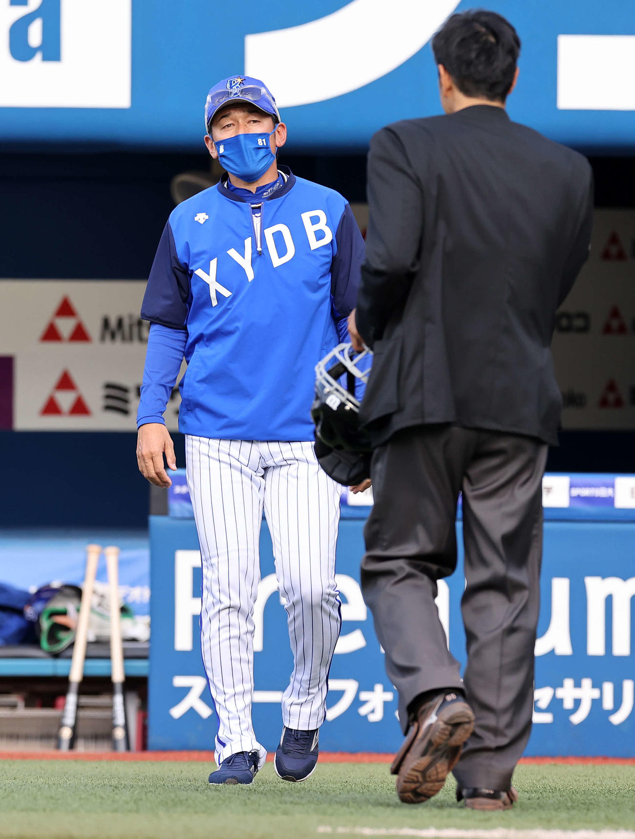 DeNA対広島　7回表、投手交代を告げるDeNA三浦監督（撮影・鈴木正人）