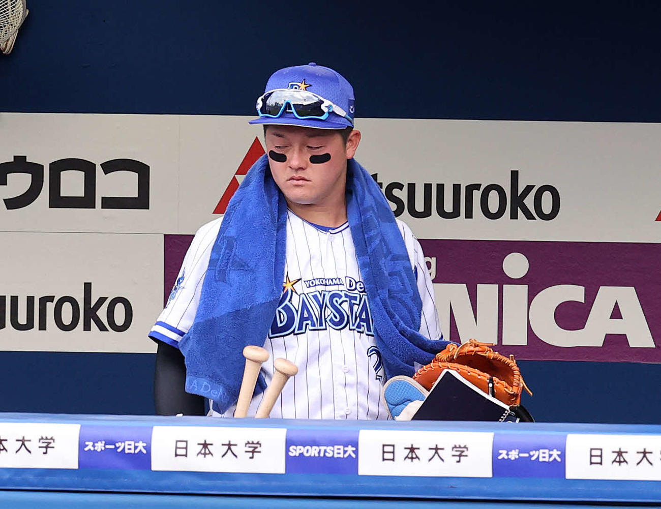 DeNA対広島　敗戦し引き揚げるDeNA牧（撮影・鈴木正人）