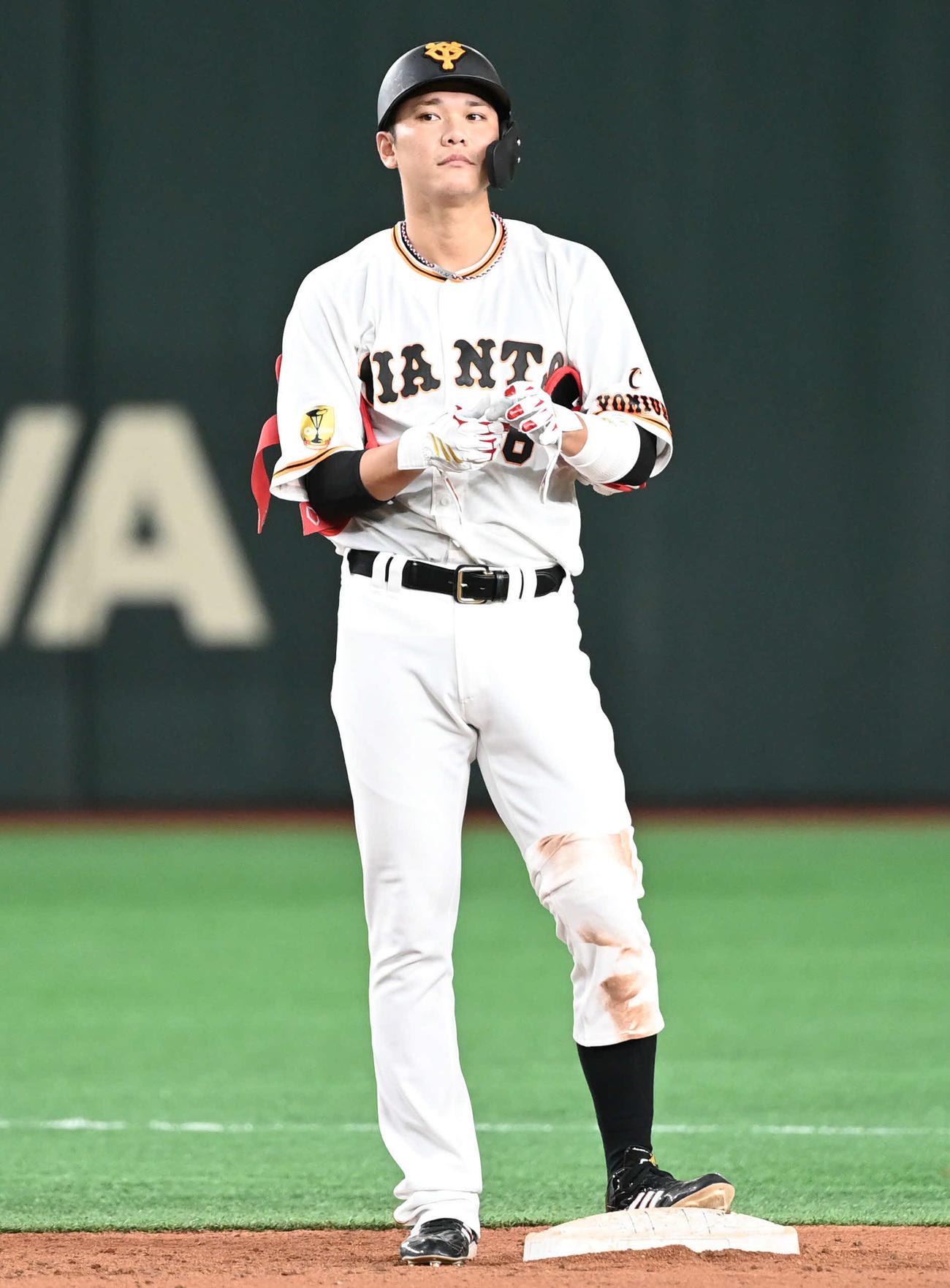 巨人対ヤクルト　8回裏巨人2死二塁、適時二塁打を放った坂本（撮影・山崎安昭）