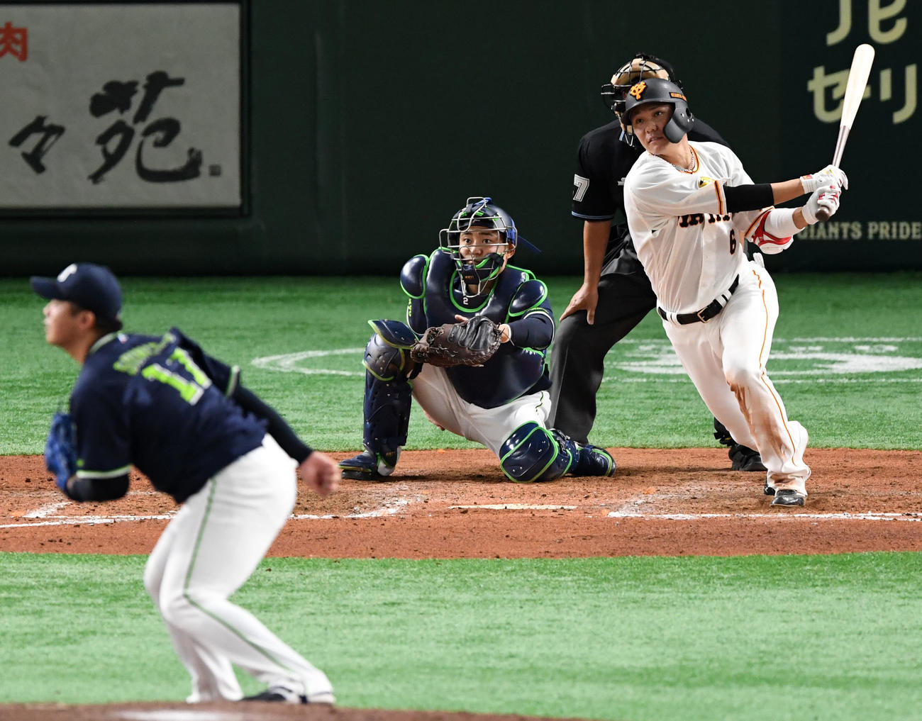 巨人対ヤクルト　8回裏巨人2死二塁、右中間へ適時二塁打を放つ坂本（撮影・横山健太）