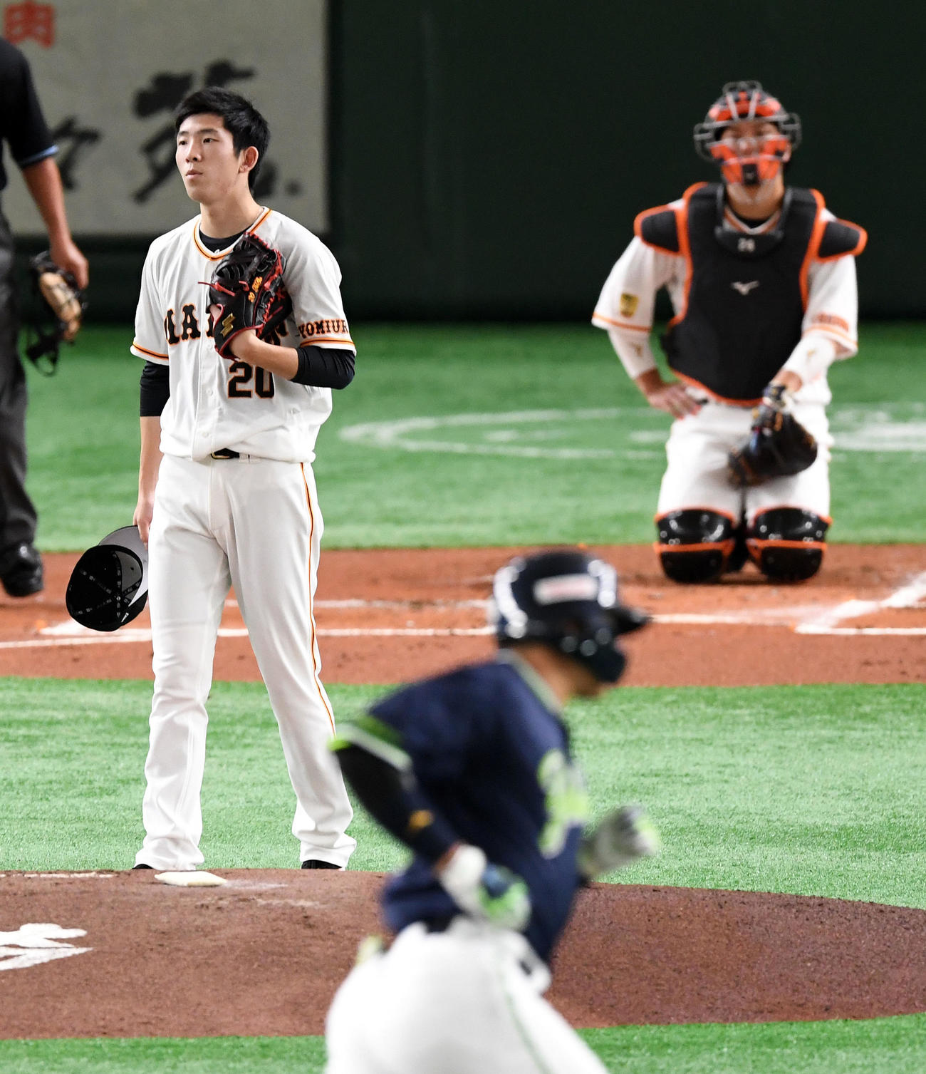 巨人対ヤクルト　1回表ヤクルト2死三塁、村上に右越え2点本塁打を浴び肩を落とす戸郷（撮影・横山健太）