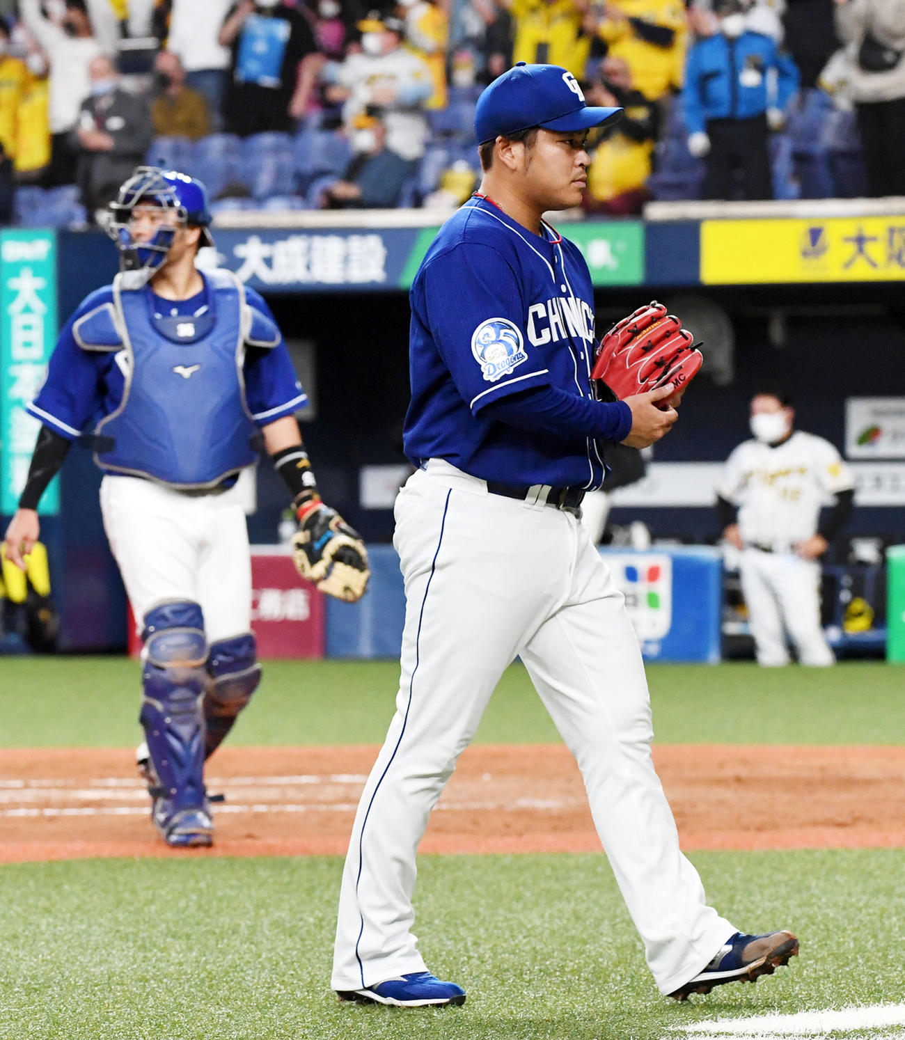 9回裏阪神2死一、二塁、山本にサヨナラ打を浴びがっくりと引き揚げる福（撮影・前岡正明）