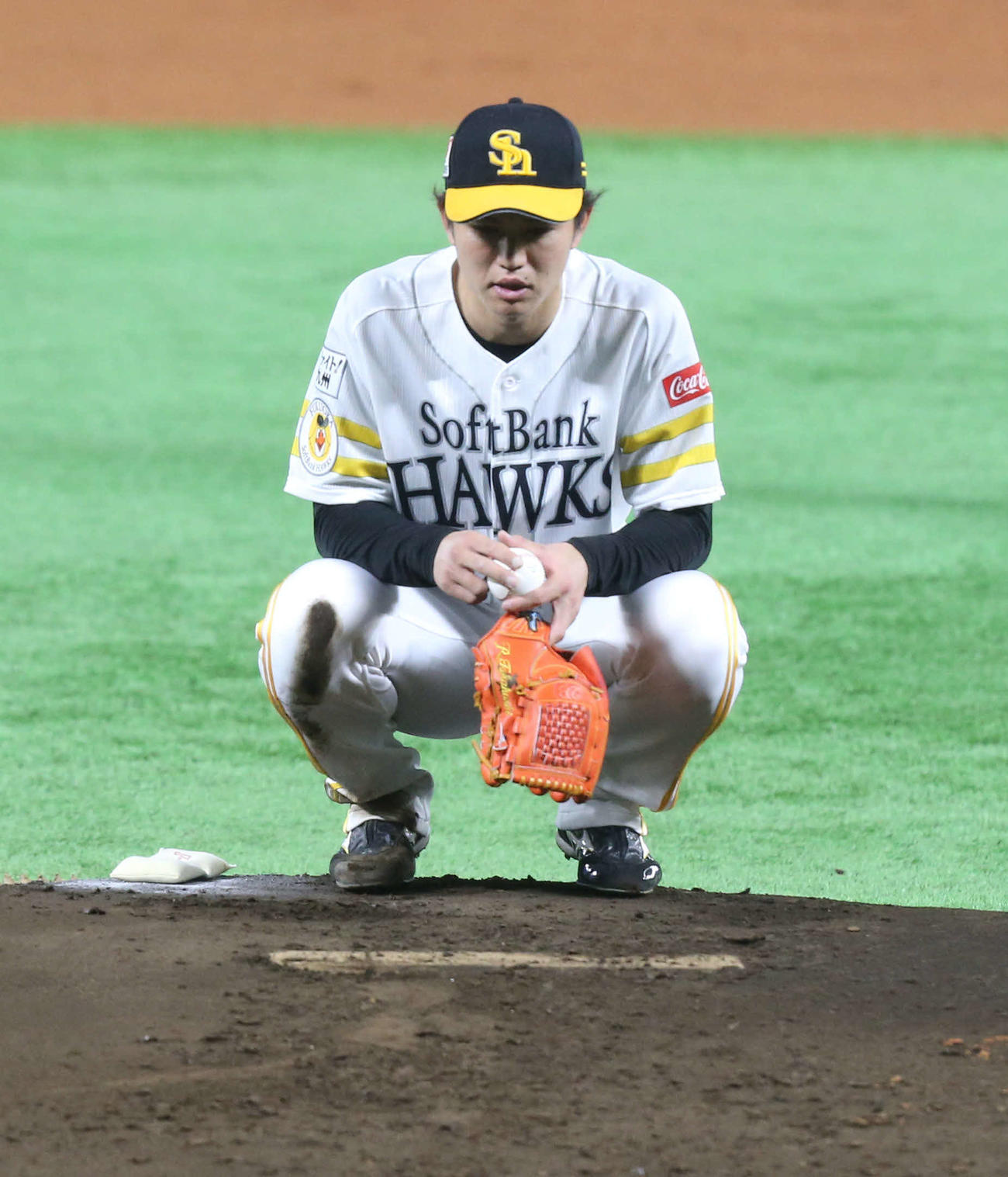 ソフトバンク対西武　1回表ソフトバンク1死満塁、押し出し死球を与え座り込む高橋礼（撮影・屋方直哉）