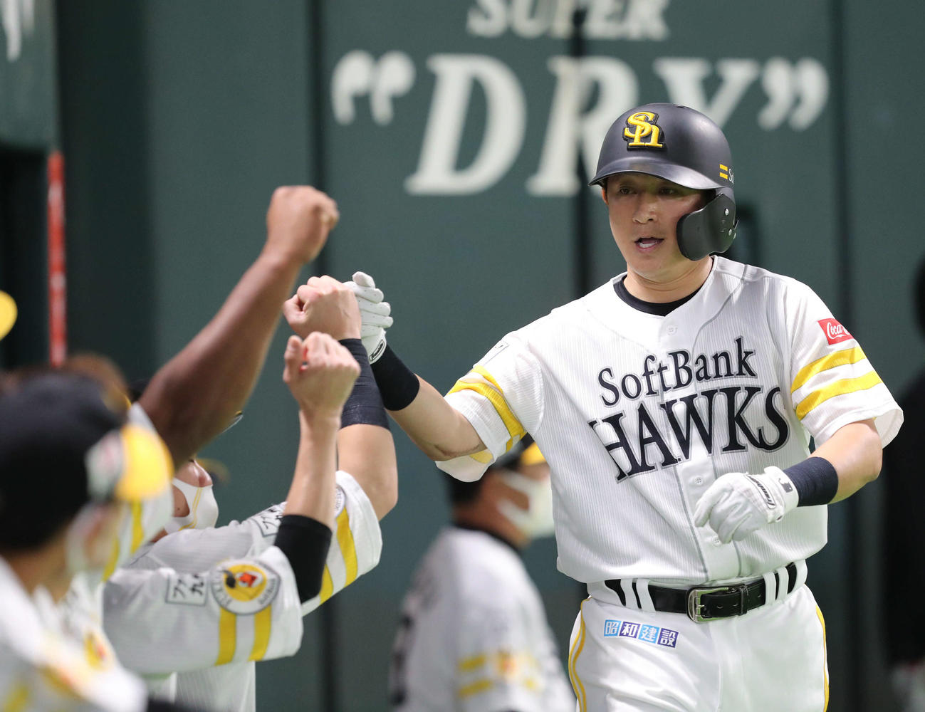 ソフトバンク対西武　1回裏ソフトバンク無死、川島は左越え本塁打を放ちベンチのナインとタッチ（撮影・梅根麻紀）
