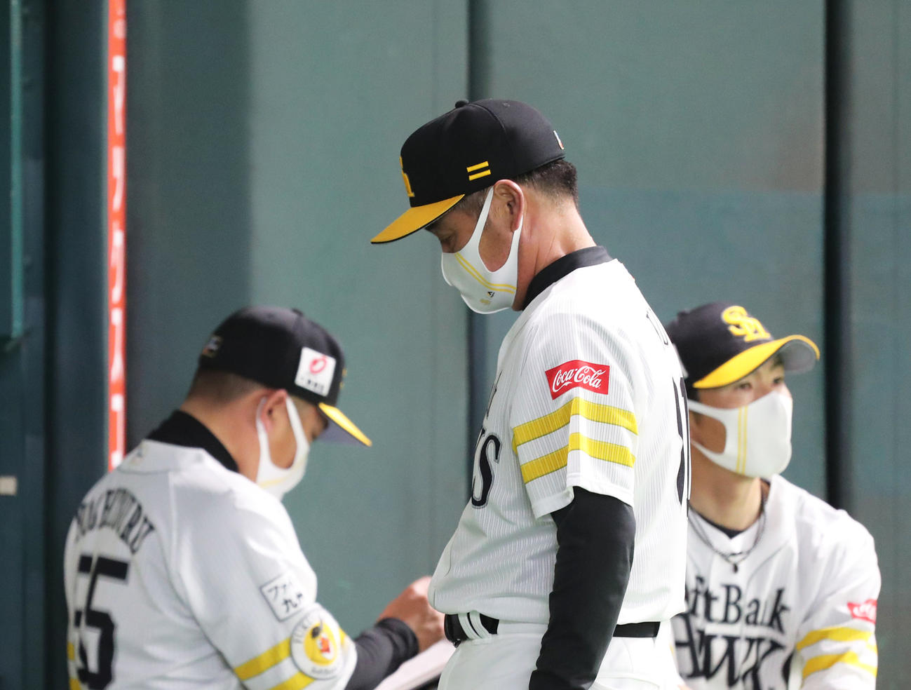 7回途中、投手交代を審判に告げた工藤公康監督はベンチに引き揚げる（撮影・梅根麻紀）