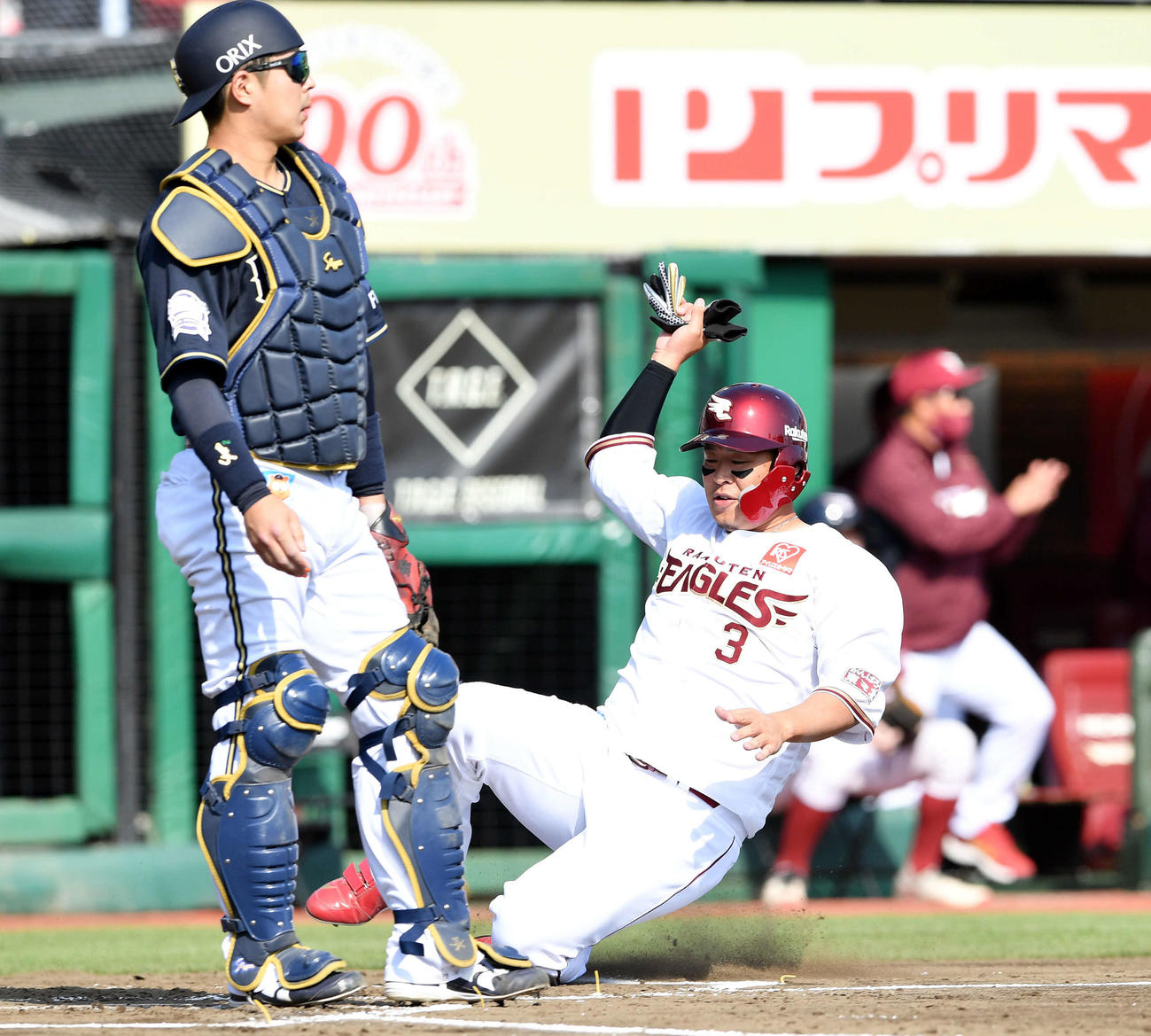 楽天対オリックス　2回裏楽天無死一、二塁、鈴木大の右前適時打から生還する二走浅村。捕手若月（撮影・滝沢徹郎）