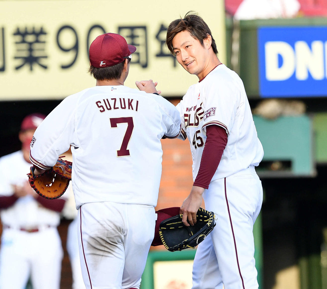 楽天対オリックス　8回表オリックス2死一、三塁、安達を空振り三振に仕留めた渡辺佑（右）は鈴木大とグータッチする（撮影・滝沢徹郎）