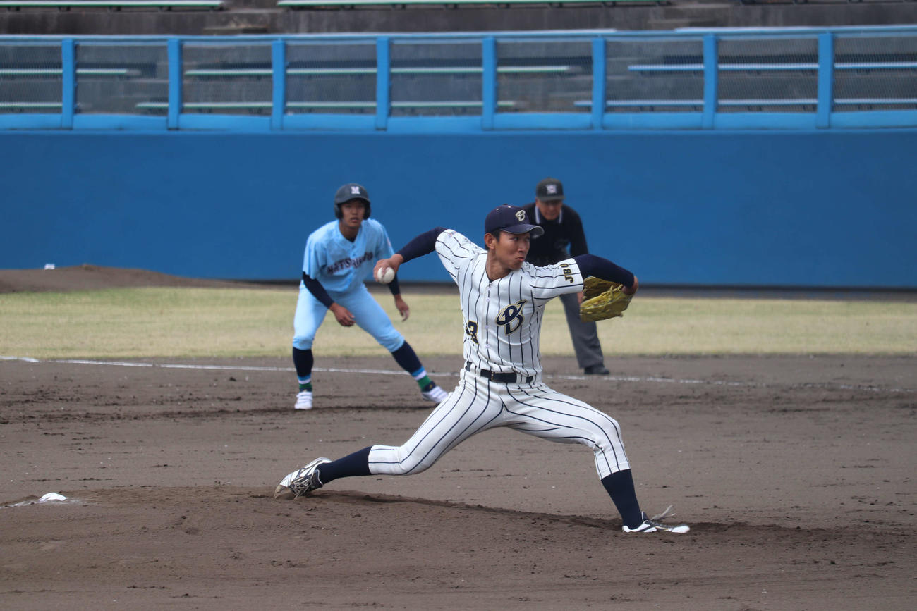 上武大対松本大　上武大　開幕戦で6回を投げ2安打11三振と好投した先発の紫藤（撮影・保坂淑子）