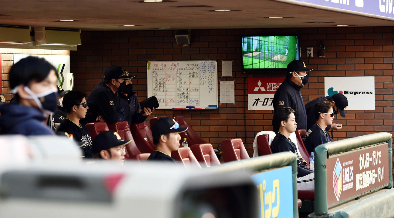 楽天対オリックス　9回、戦況を見つめるオリックスナイン（撮影・滝沢徹郎）