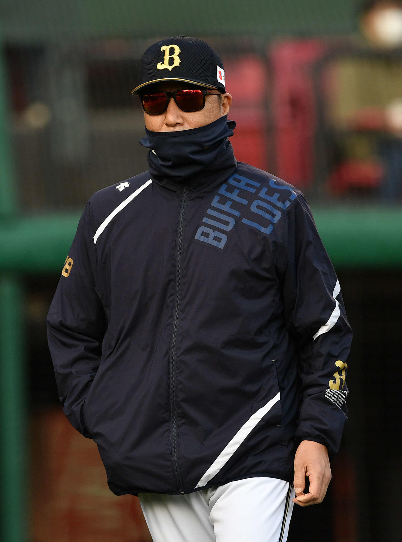 楽天対オリックス　8回、交代を告げるオリックス中嶋監督（撮影・滝沢徹郎）
