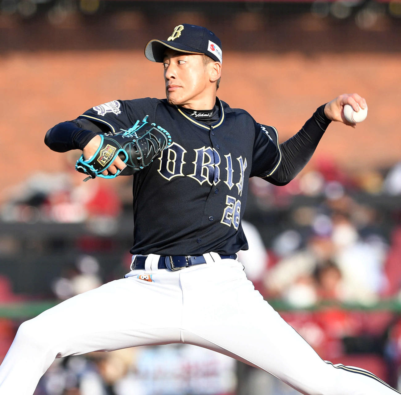 楽天対オリックス　オリックス3番手で投球する能見（撮影・滝沢徹郎）
