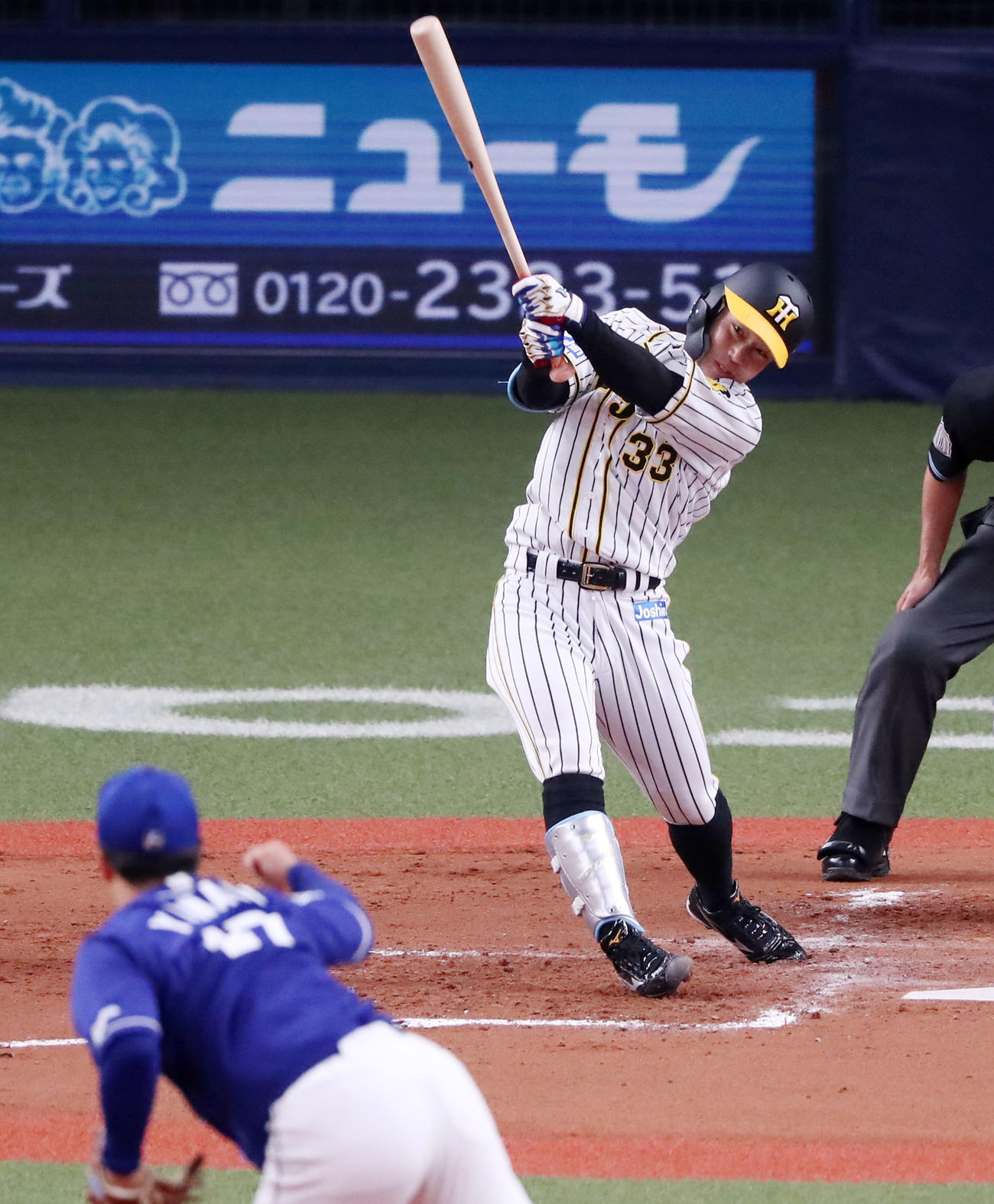 阪神対中日　4回裏阪神1死、糸原は二塁内野安打を放つ。投手は柳（撮影・加藤哉）