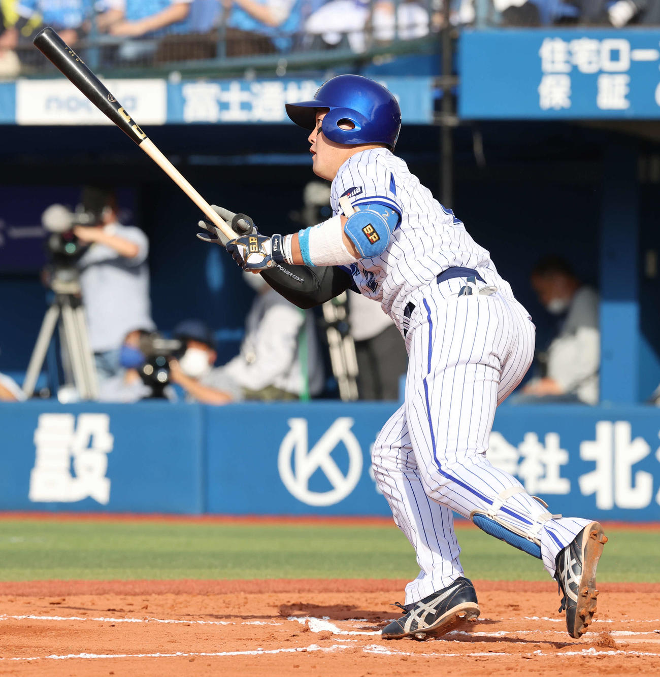 DeNA対広島　6回裏DeNA無死二、三塁、牧は左越え適時二塁打を放つ（撮影・鈴木正人）