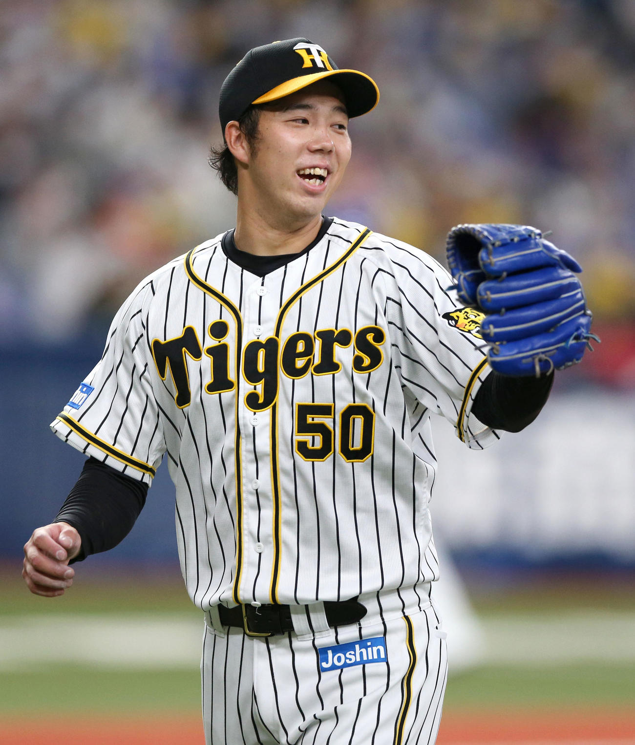 6回表中日2死満塁、青柳は阿部を遊ゴロに仕留め笑顔でベンチへ引き揚げる（撮影・上山淳一）