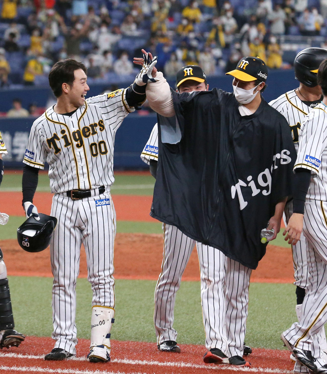 阪神対中日　サヨナラ打を放った山本（左）とハイタッチする青柳（撮影・上山淳一）