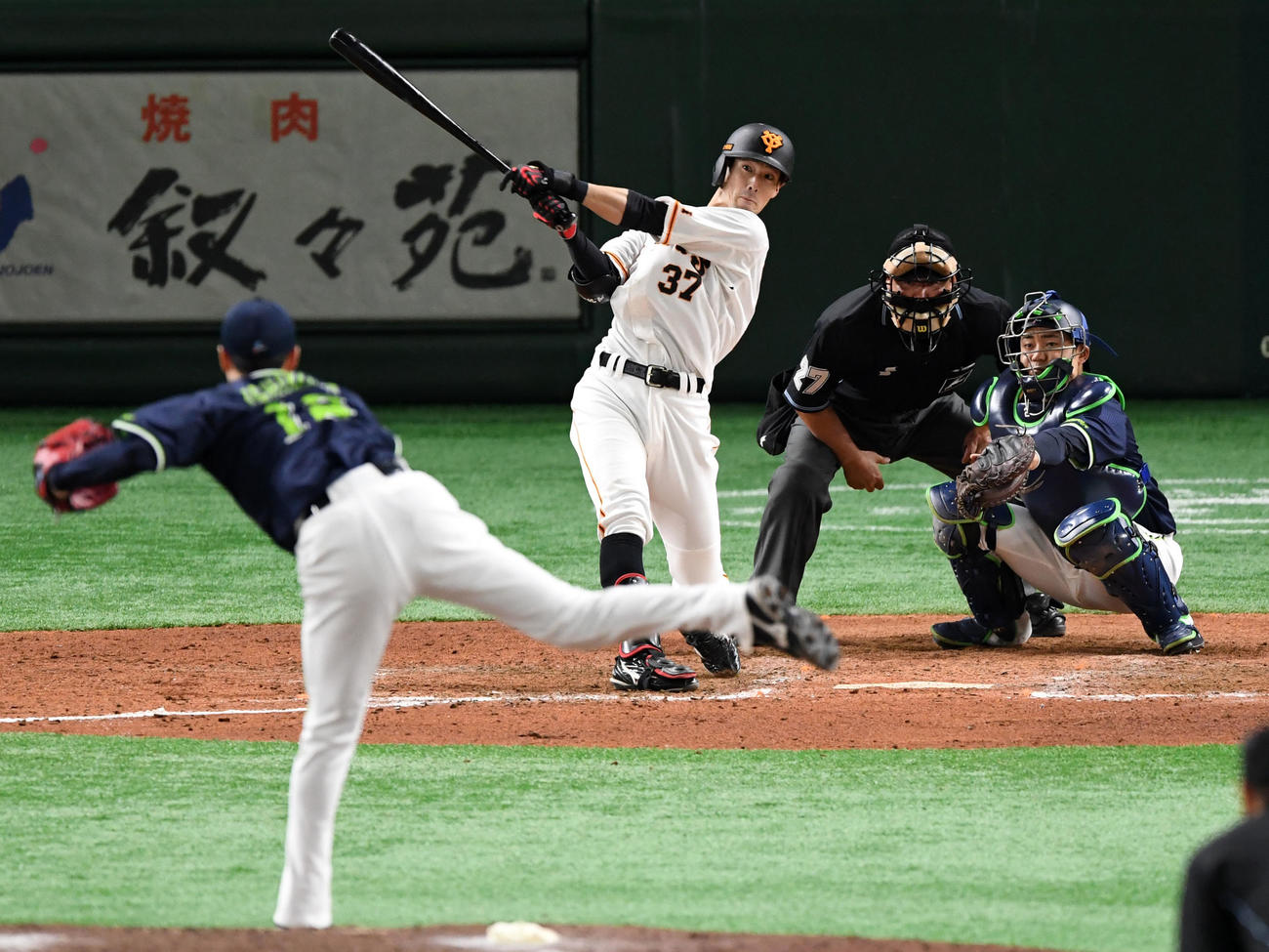 巨人対ヤクルト　9回裏巨人2死一塁、同点の右越え適時二塁打を放つ若林（撮影・横山健太）